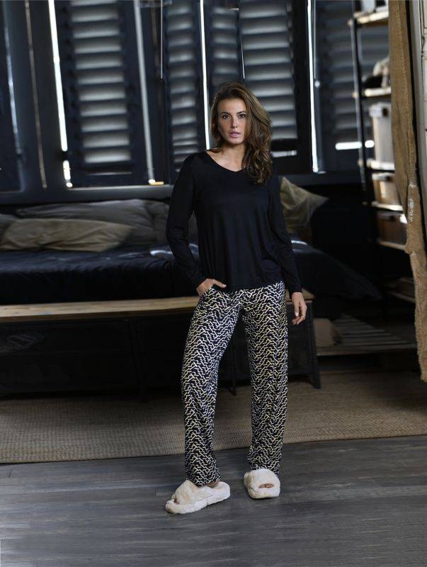 Ringella Pyjama mit V-Ausschnitt im Angebot