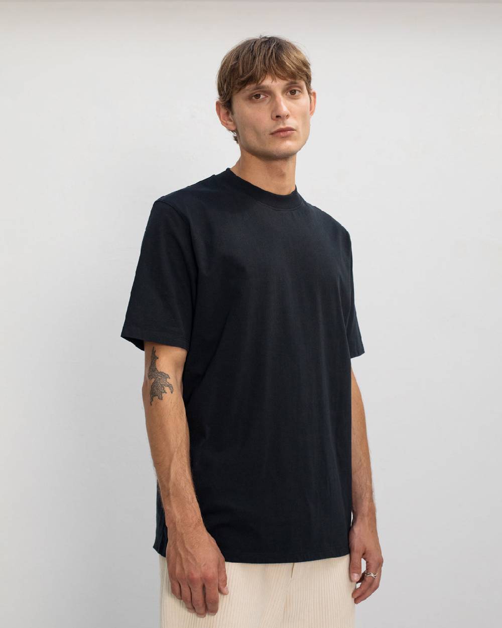 Rotholz Basic T-Shirt mit breitem Kragen Bio Baumwolle - Schwarz Schlussverkauf