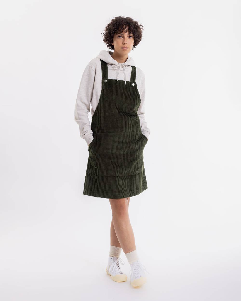 Rotholz Latzkleid aus Bio Cord Oliv Osterangebot