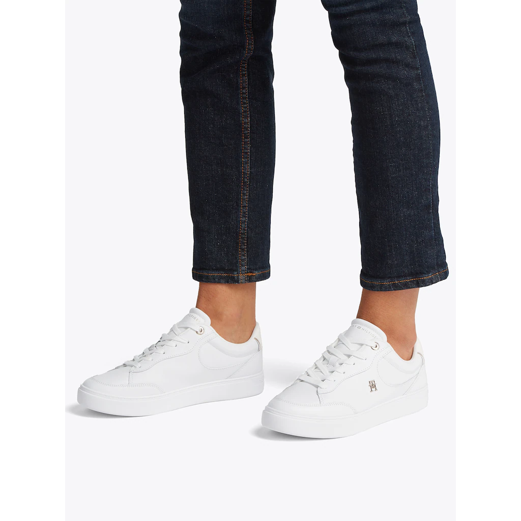 Tommy Hilfiger Plateausneaker »ESSENTIAL CHIC COURT SNEAKER« Freizeitschuh Schnürschuh Halbschuh mit TH-Schmuckelement online kaufen Exklusivangebot