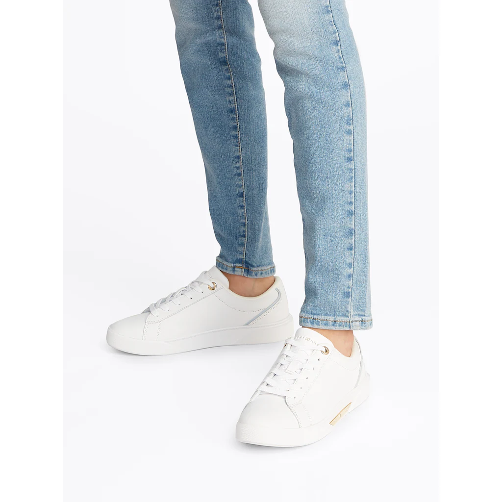 Tommy Hilfiger Plateausneaker »CHIC COURT SNEAKER« Freizeitschuh Halbschuh Schnürschuh goldfarbenes Schmuckelement ▷ für Super Sparpreis